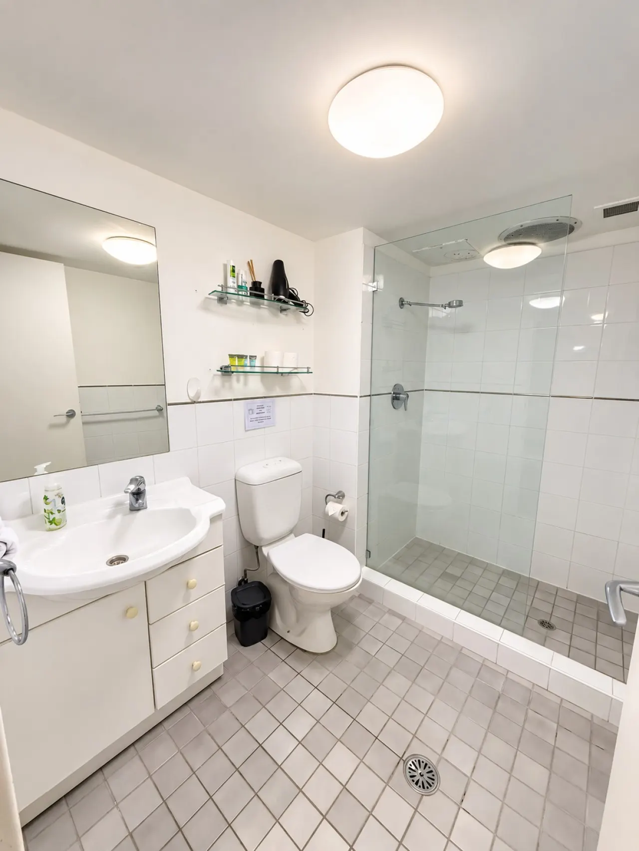 Spacious Studio Apartment in CBD Wi-Fi Included 16