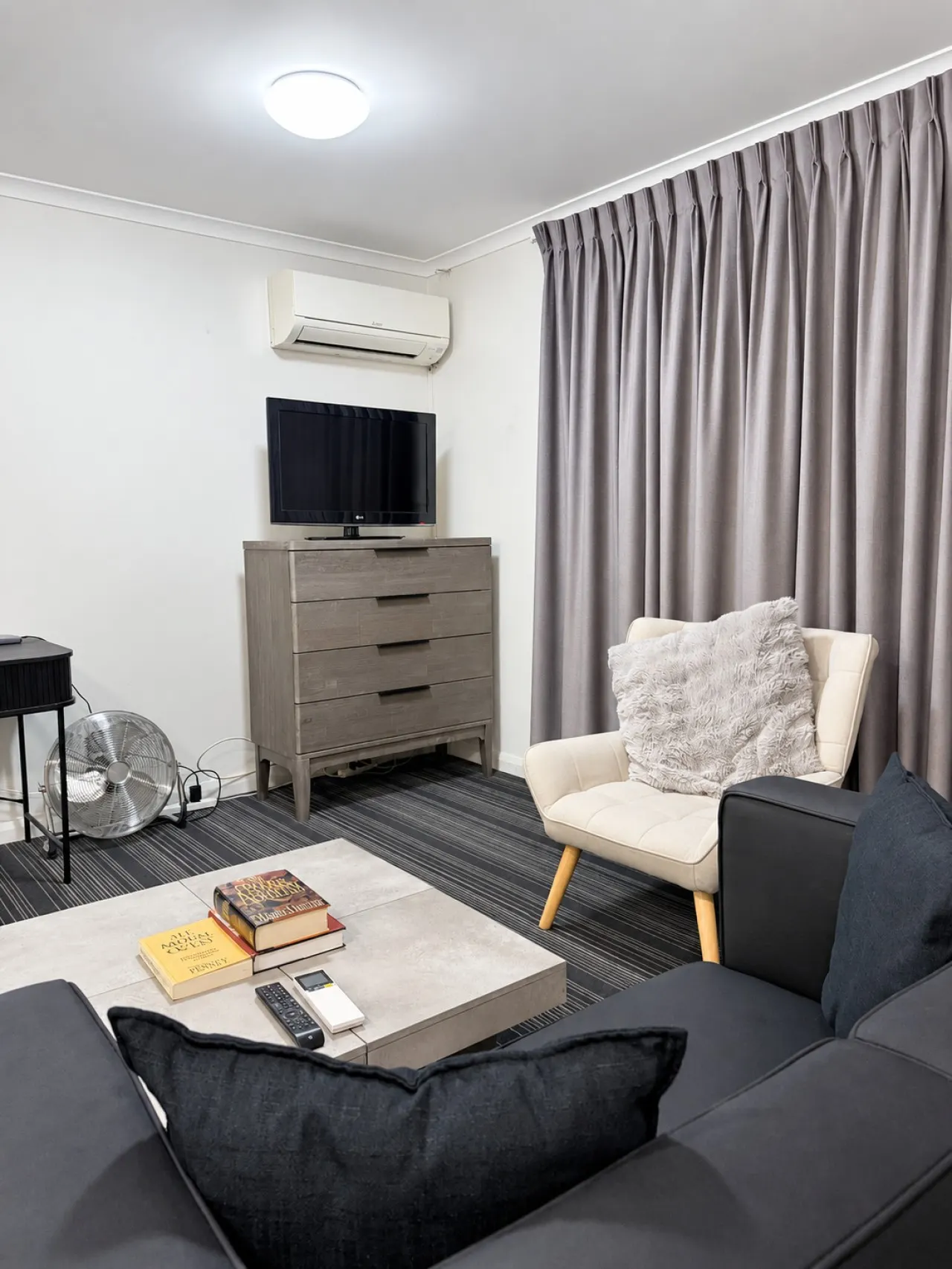 Spacious Studio Apartment in CBD Wi-Fi Included 17