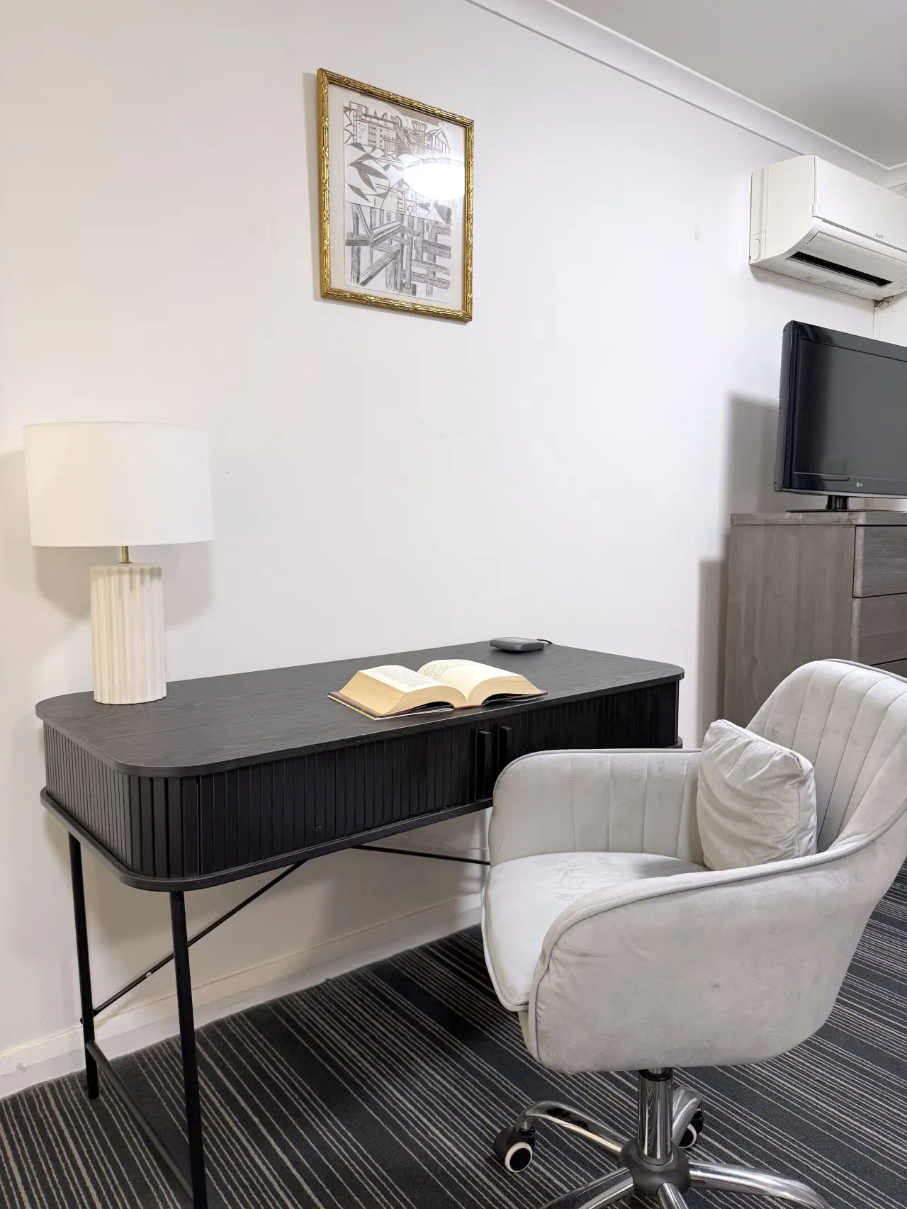 Spacious Studio Apartment in CBD Wi-Fi Included 18