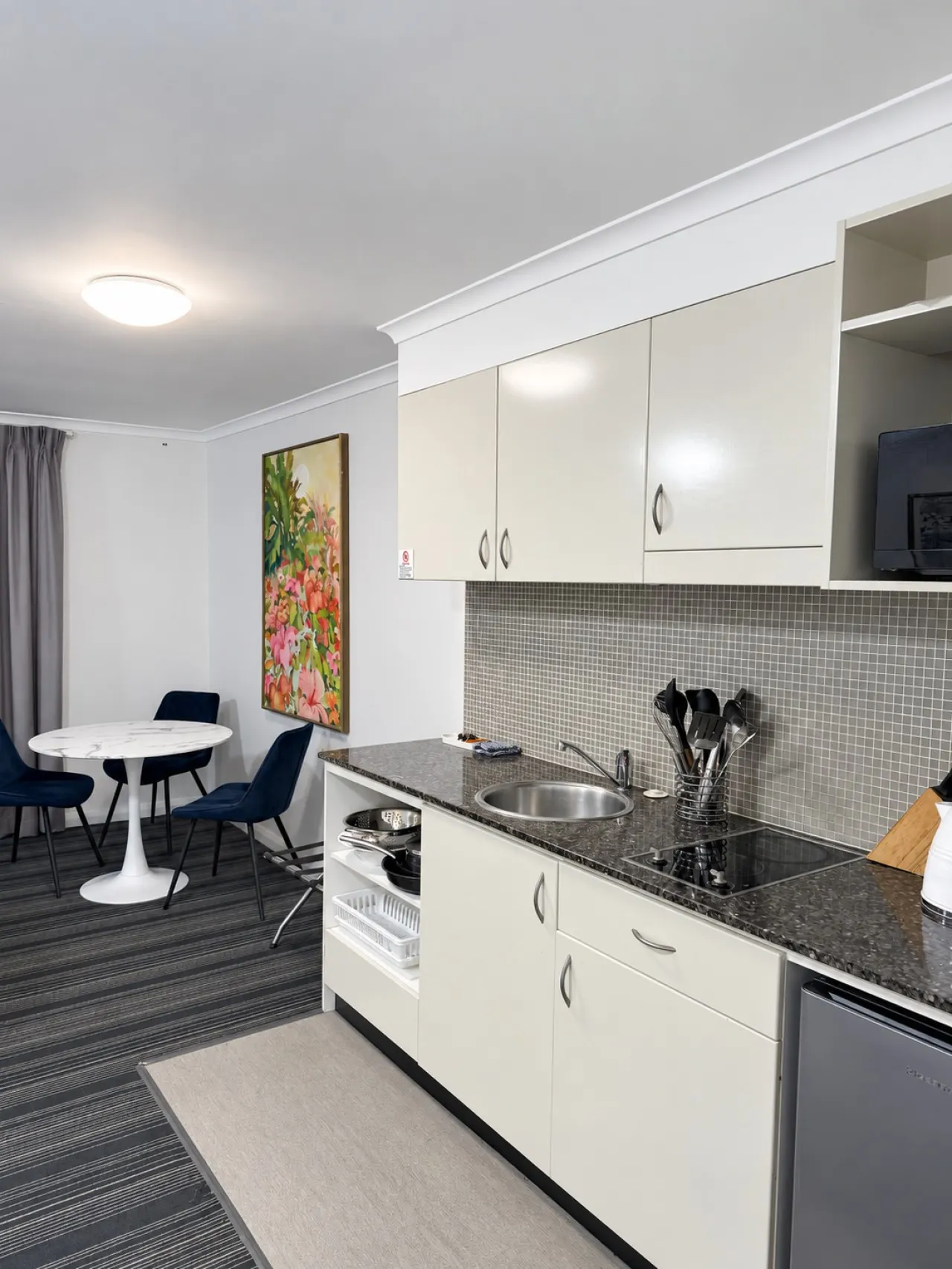 Spacious Studio Apartment in CBD Wi-Fi Included 20