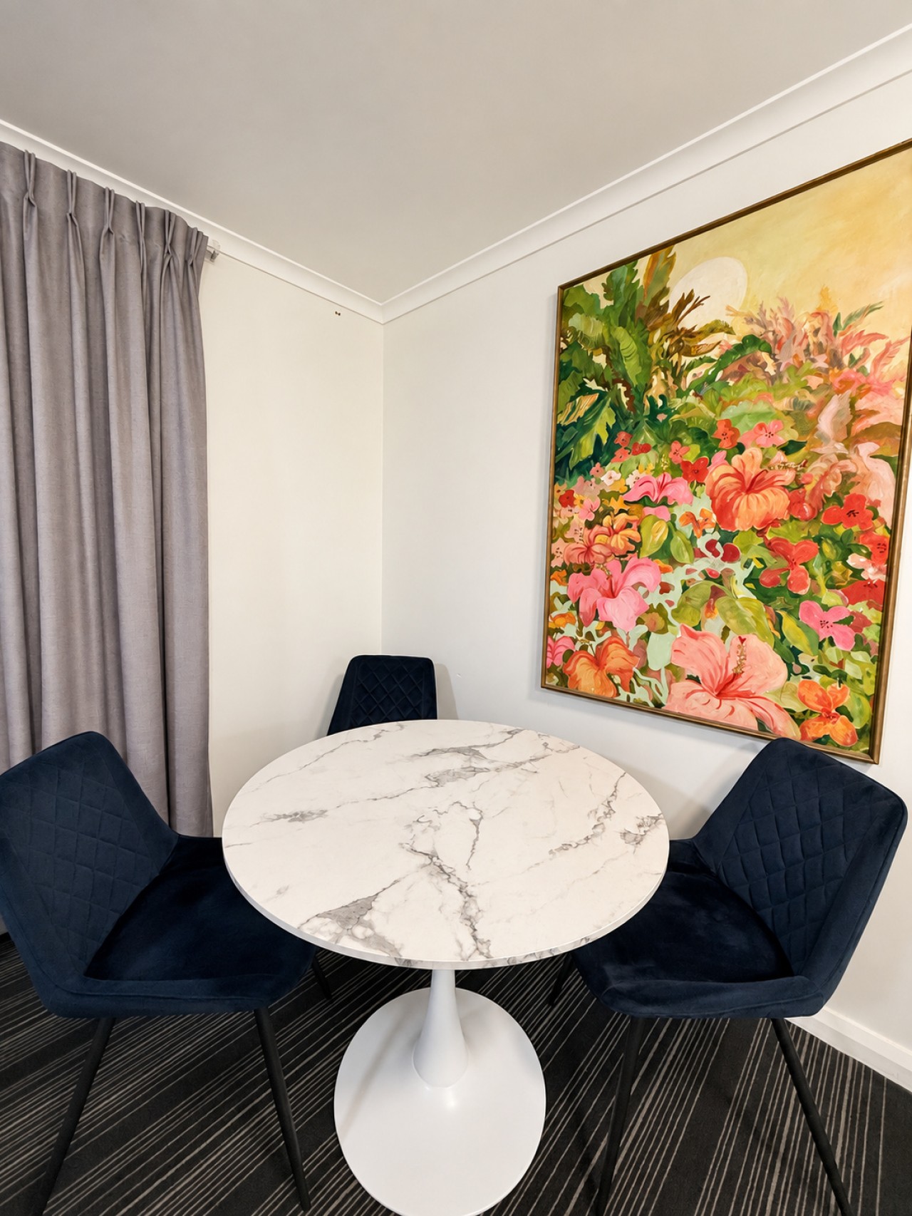 Spacious Studio Apartment in CBD Wi-Fi Included 6