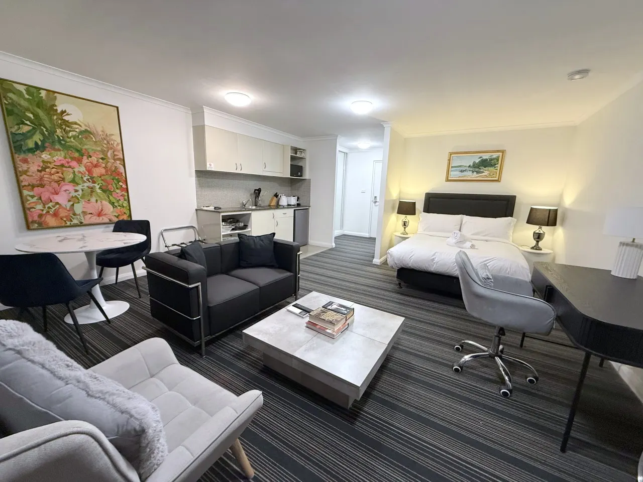 Spacious Studio Apartment in CBD Wi-Fi Included 7