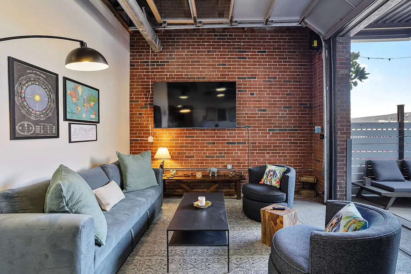 Brick & Chill ~ Street Level in Heart of Old City 10