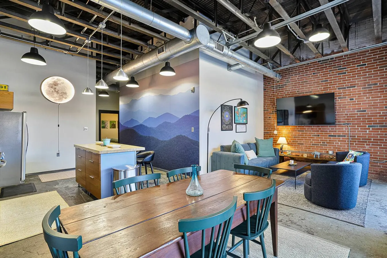 Brick & Chill ~ Street Level in Heart of Old City 18