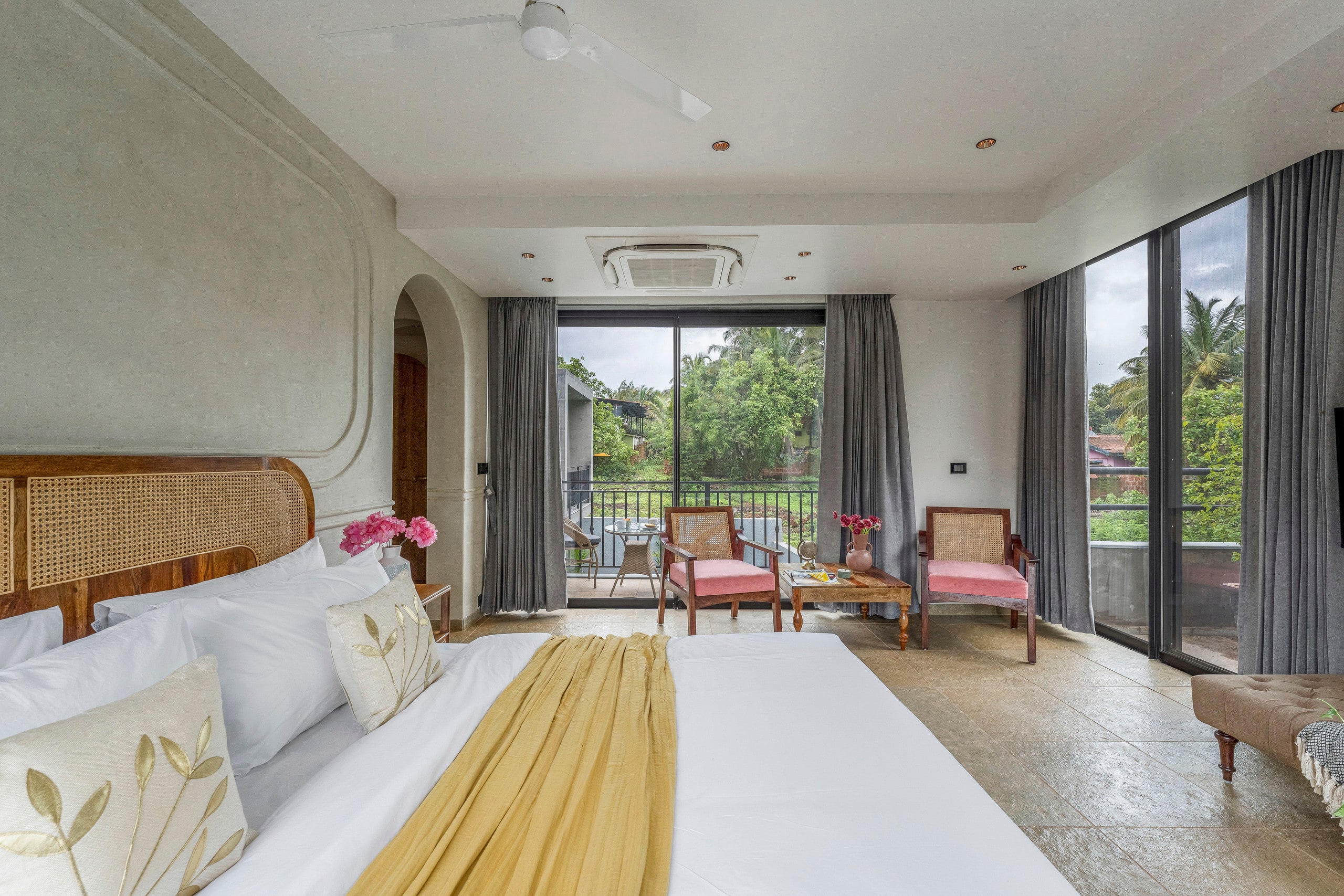 Lindsay Manor | VaNa | Private Pool | 1 KM Beach 22
