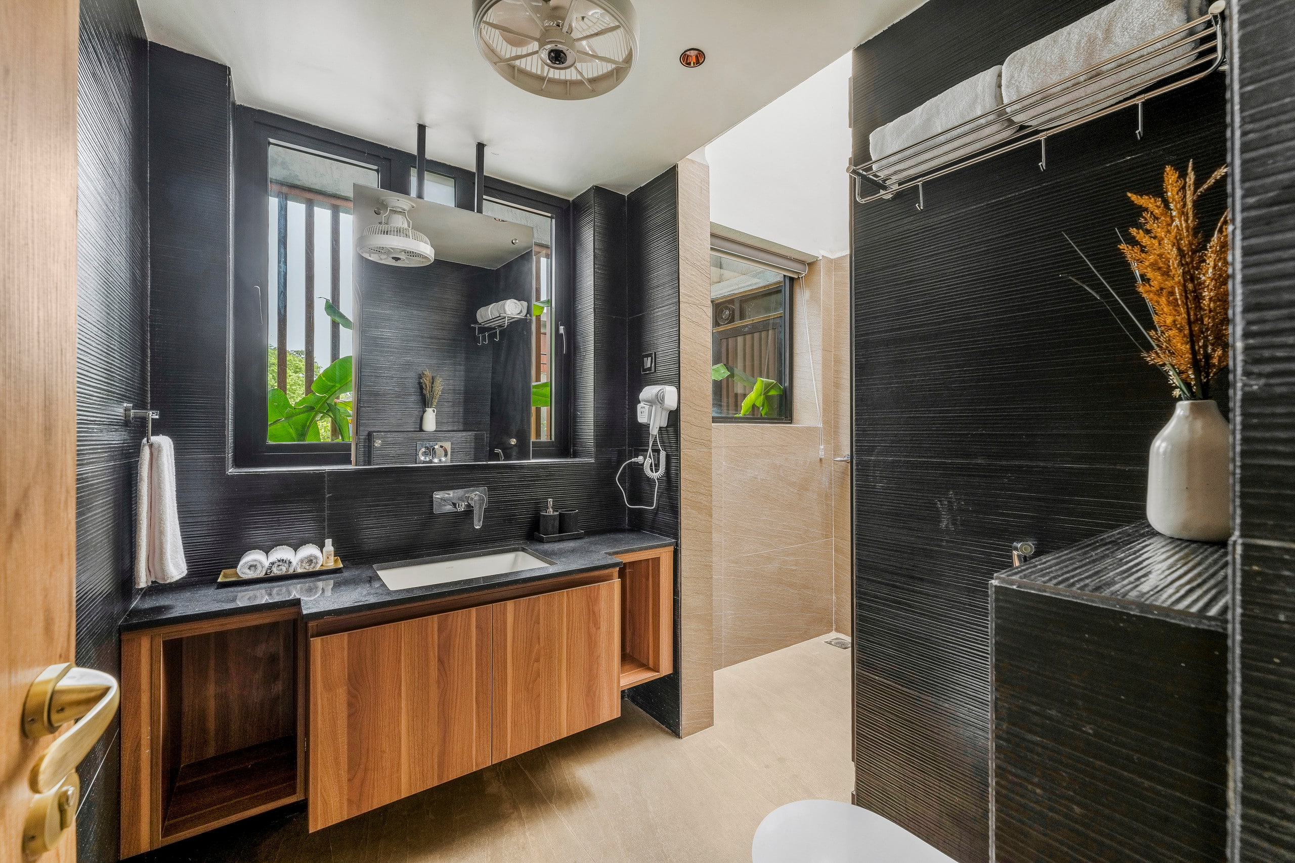 Lindsay Manor | VaNa | Private Pool | 1 KM Beach 33