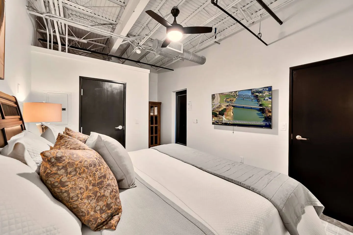 HoneyBear Haven - Short Walk To The Silos 11
