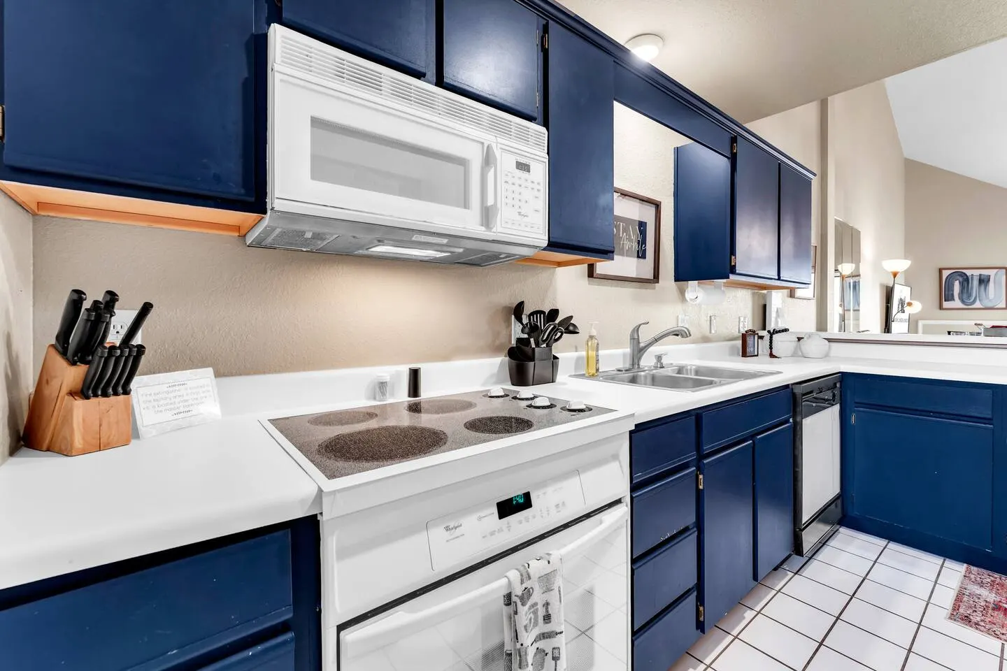 Indoor Pool/Hot tub, Pickleball, Golf and Lake! - Apartment 16