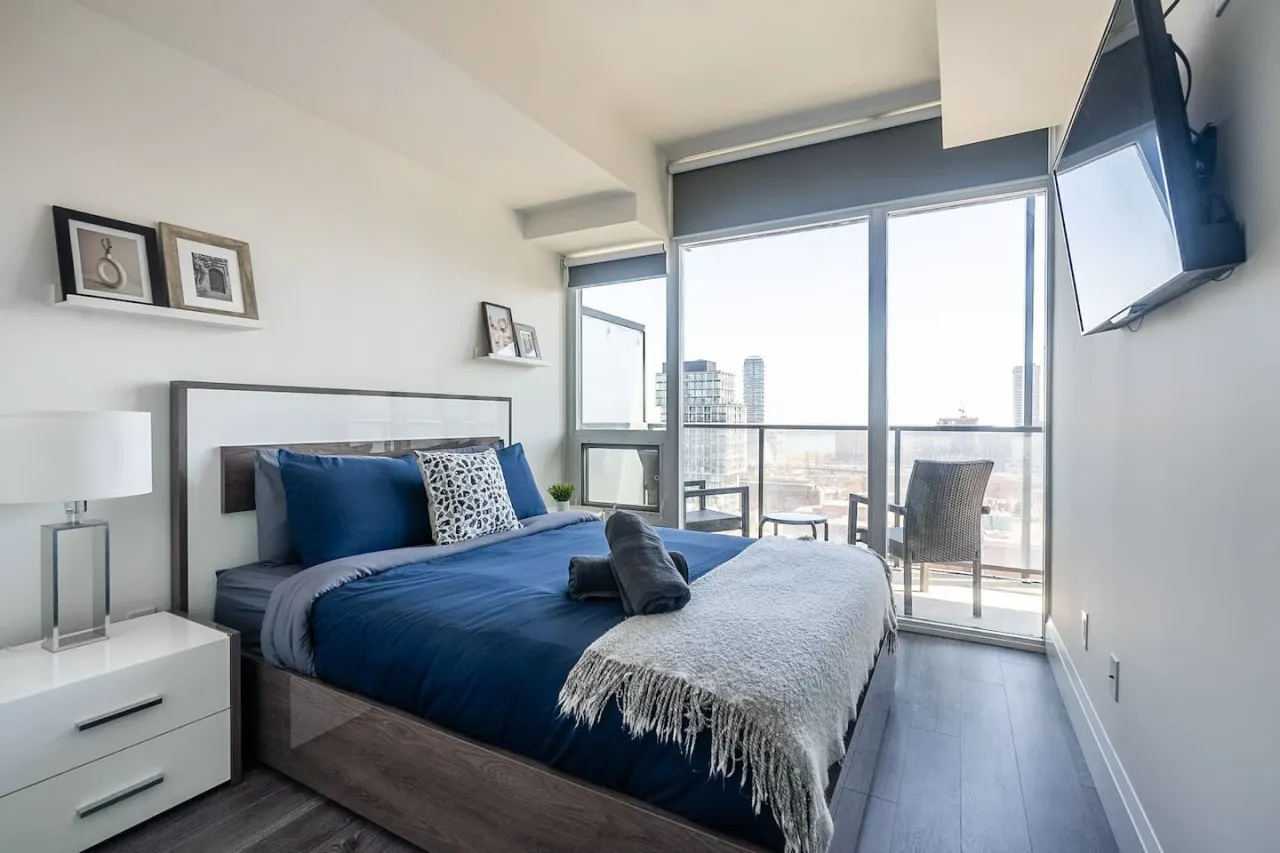 Modern 1BR Skyline Views Parking Sleeps 4 12