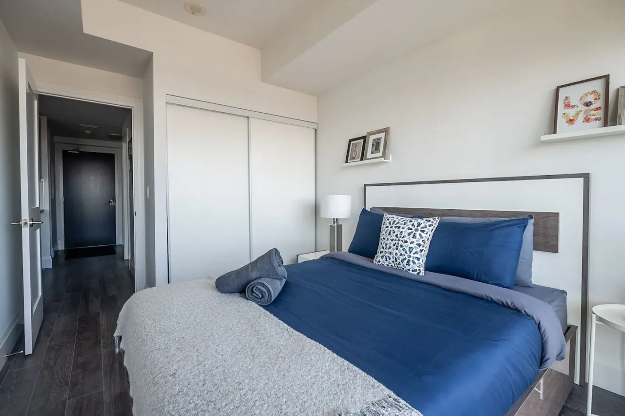 Modern 1BR Skyline Views Parking Sleeps 4 13