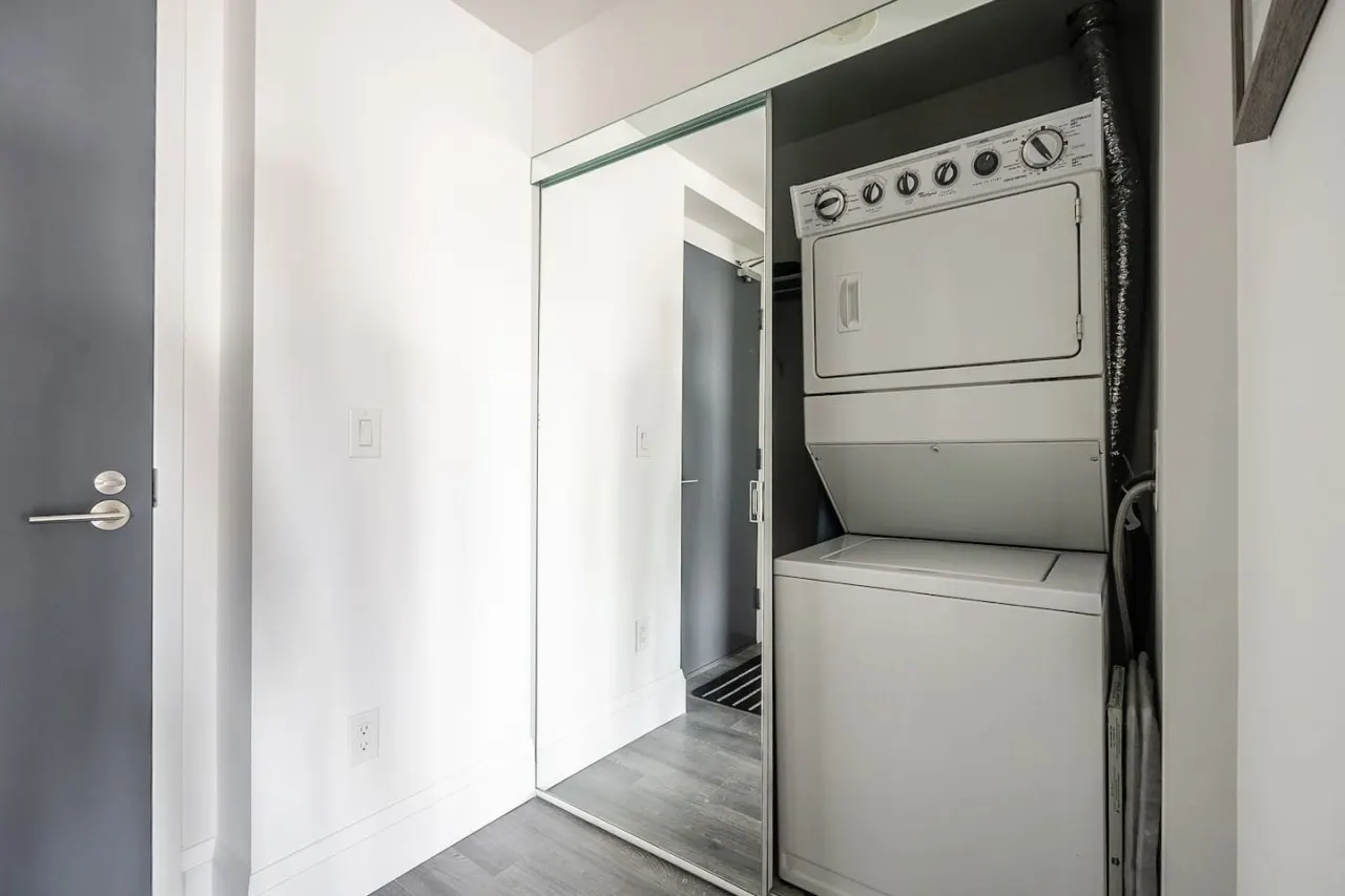Modern 1BR Skyline Views Parking Sleeps 4 20