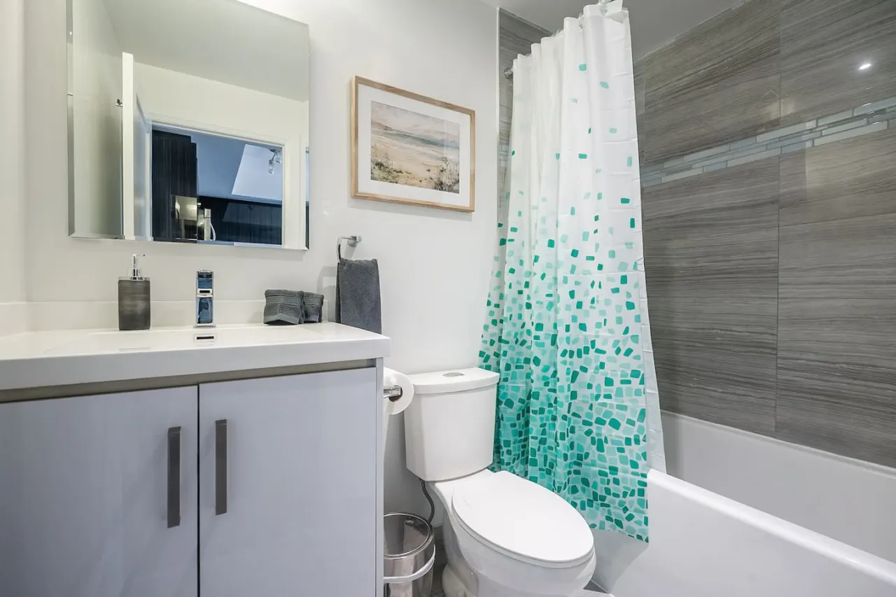 Modern 1BR Skyline Views Parking Sleeps 4 4