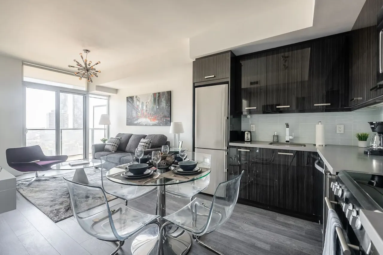 Modern 1BR Skyline Views Parking Sleeps 4 6