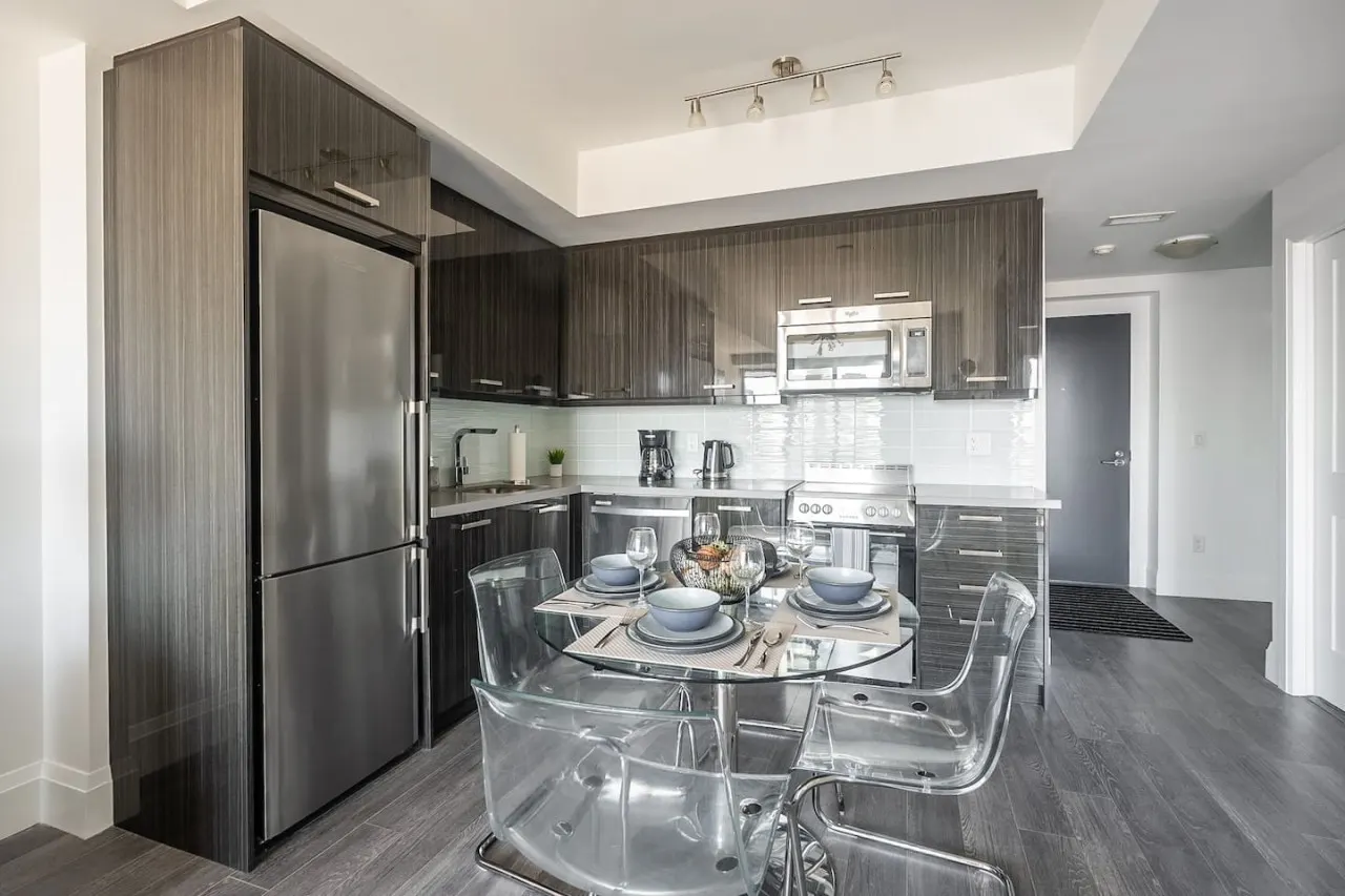 Modern 1BR Skyline Views Parking Sleeps 4 7