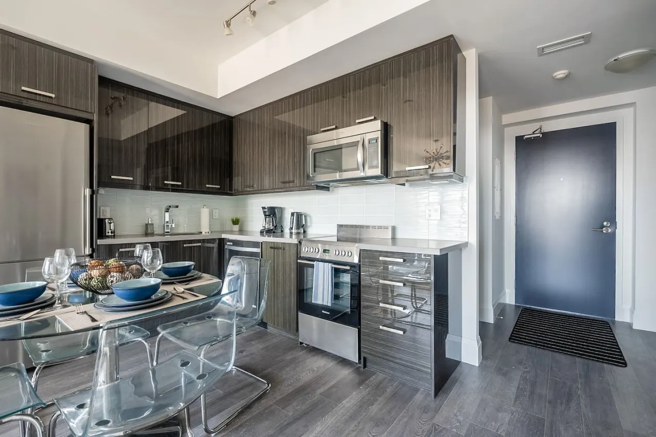 Modern 1BR Skyline Views Parking Sleeps 4 8