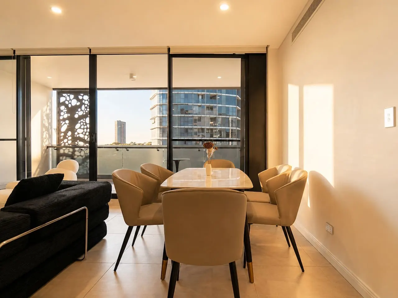 Central 3BR Olympic Park Apt with 2 Car Spaces — photo 2