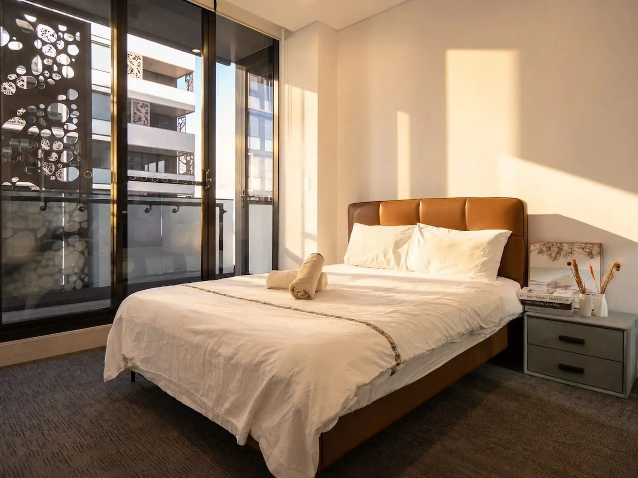 Central 3BR Olympic Park Apt with 2 Car Spaces — photo 3