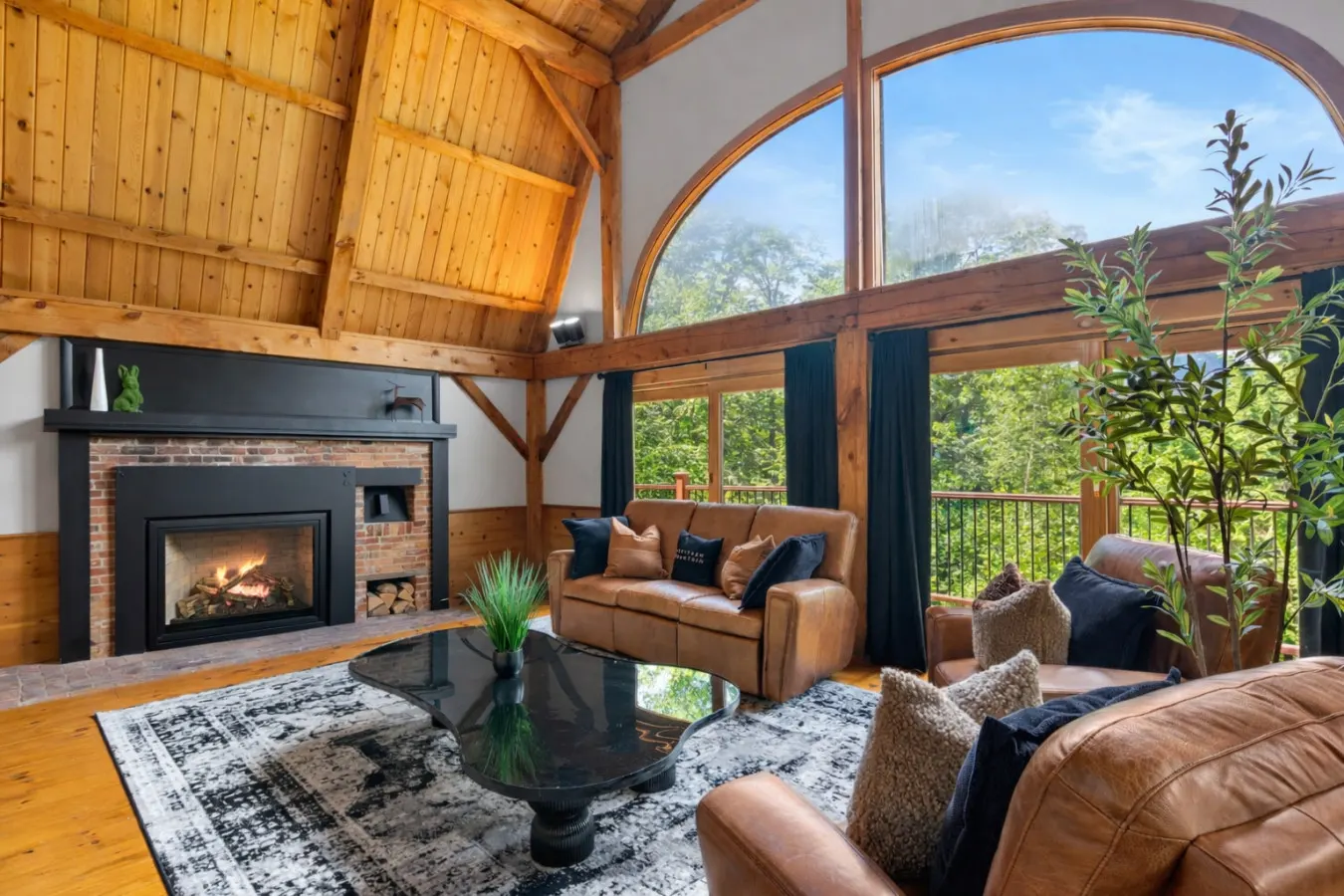 Artisan Timber Retreat w/ Unique Touches|Hot tub