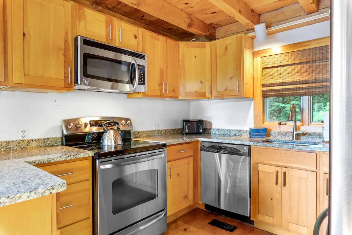 Artisan Timber Retreat w/ Unique Touches Hot tub 10