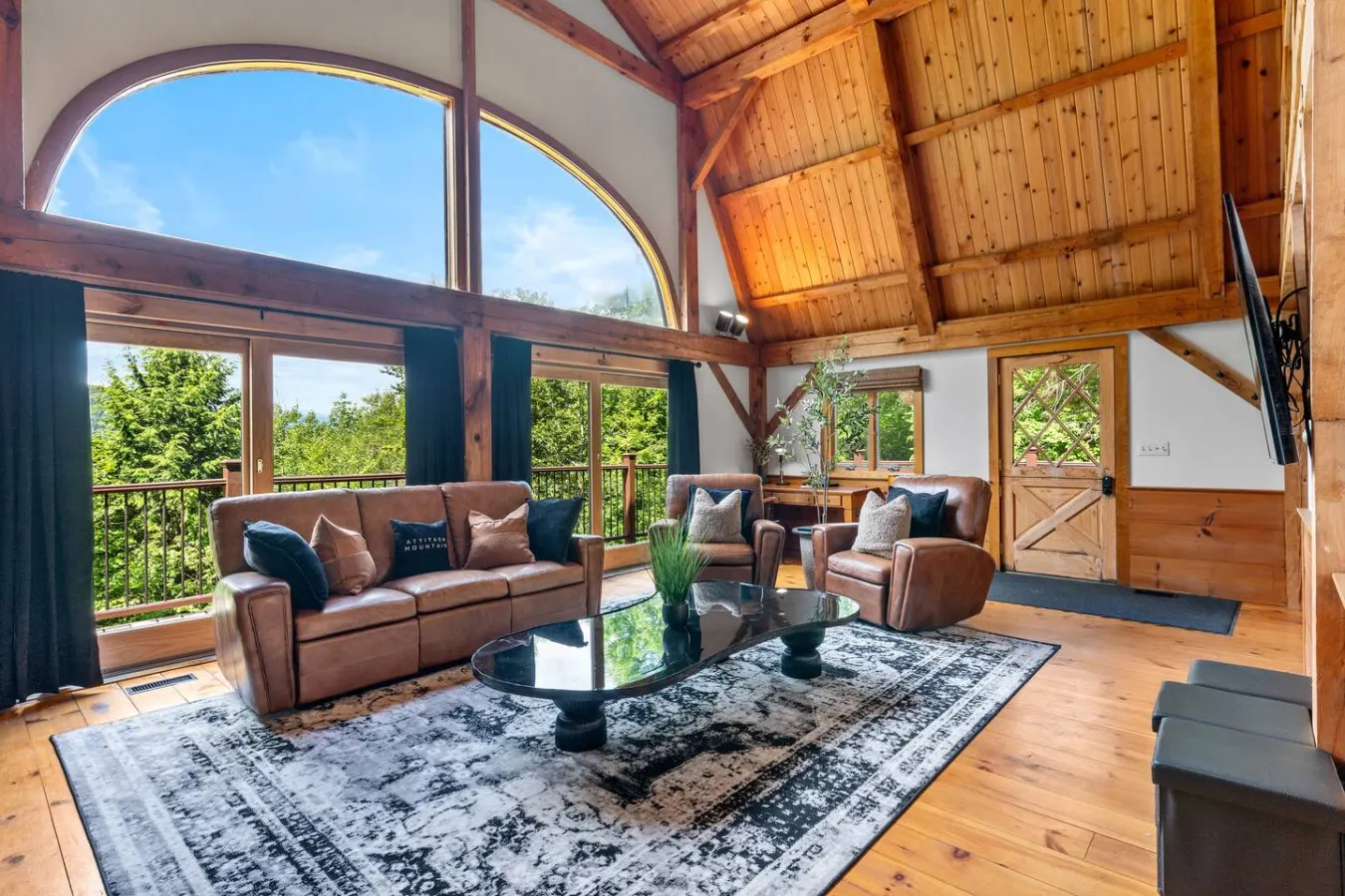 Artisan Timber Retreat w/ Unique Touches Hot tub 17