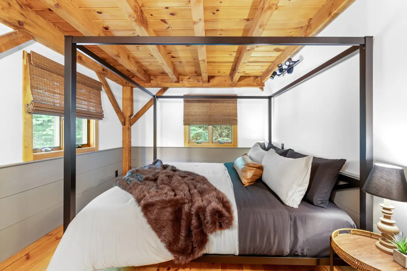 Artisan Timber Retreat w/ Unique Touches|Hot tub — photo 3
