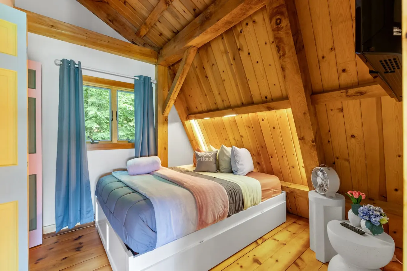 Artisan Timber Retreat w/ Unique Touches|Hot tub — photo 4