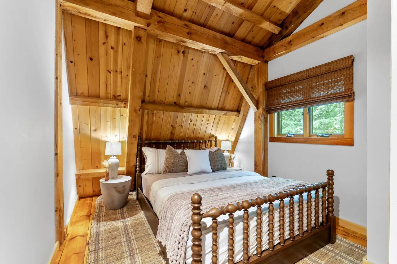 Artisan Timber Retreat w/ Unique Touches|Hot tub — photo 5