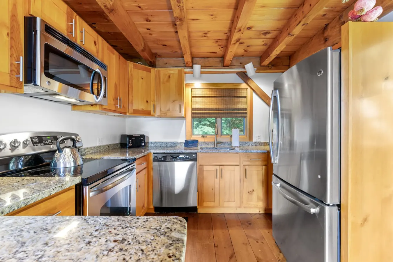 Artisan Timber Retreat w/ Unique Touches Hot tub 7
