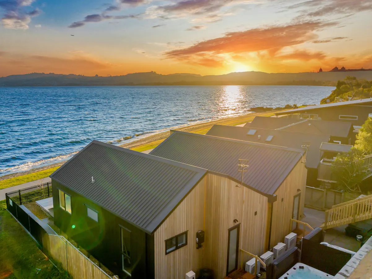 Roam Taupo Lake Front Unit 1 - Spa Pool 6