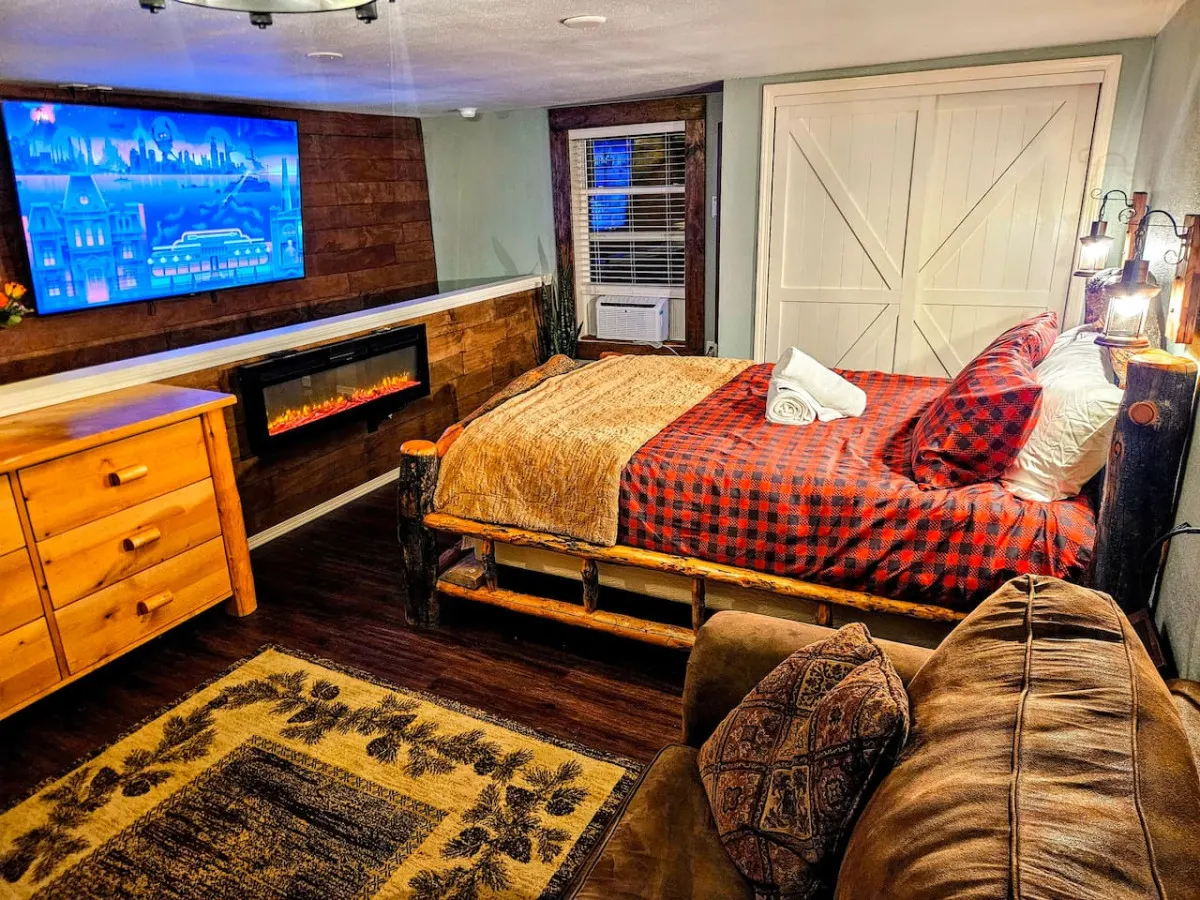 Private Cabin, Brkfst, Dbl Tub, 75"TV, Kayak, WD
