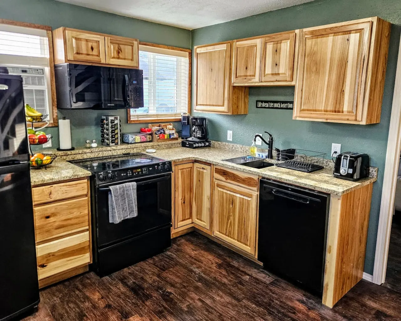 Private Cabin, Brkfst, Dbl Tub, 75"TV, Kayak, WD — photo 3