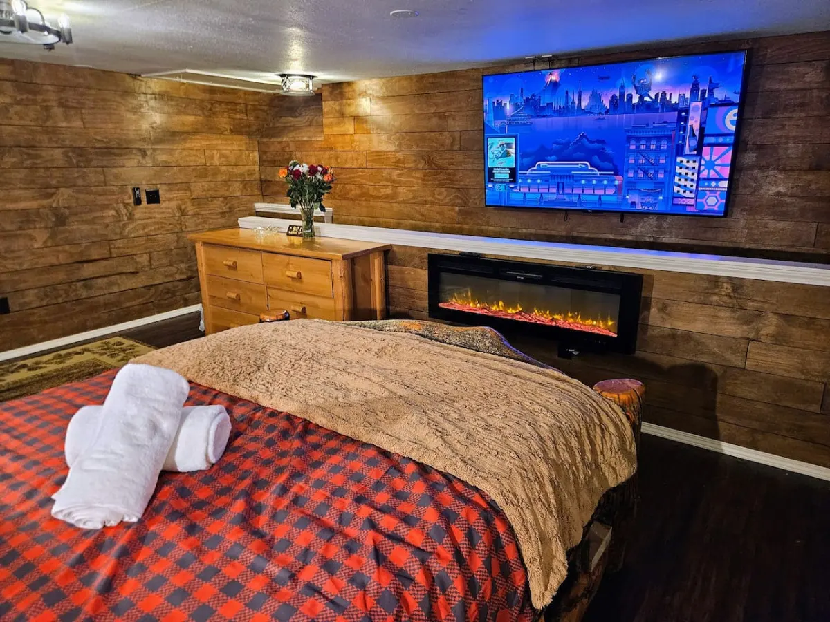 Private Cabin, Brkfst, Dbl Tub, 75"TV, Kayak, WD — photo 4