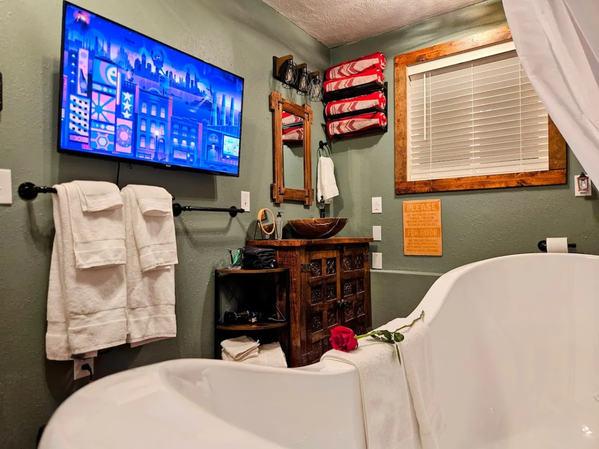Private Cabin, Brkfst, Dbl Tub, 75"TV, Kayak, WD 6