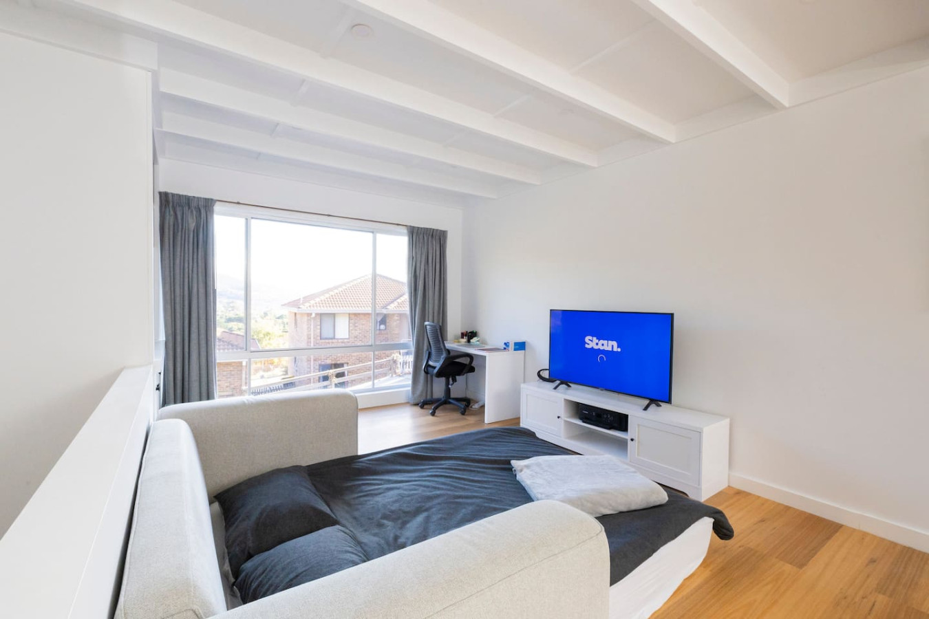 Renovated two-level Sandy Bay apartment 4