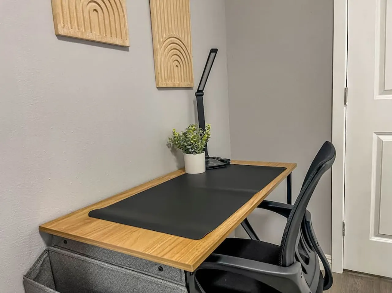 Cute, Quiet Cottage with Laundry,Work Space 6