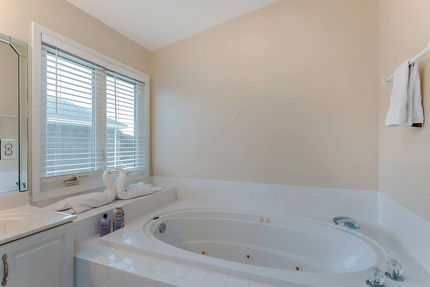 Chic’s Beach Home Sleeps 12 + 30 Day Stay 7