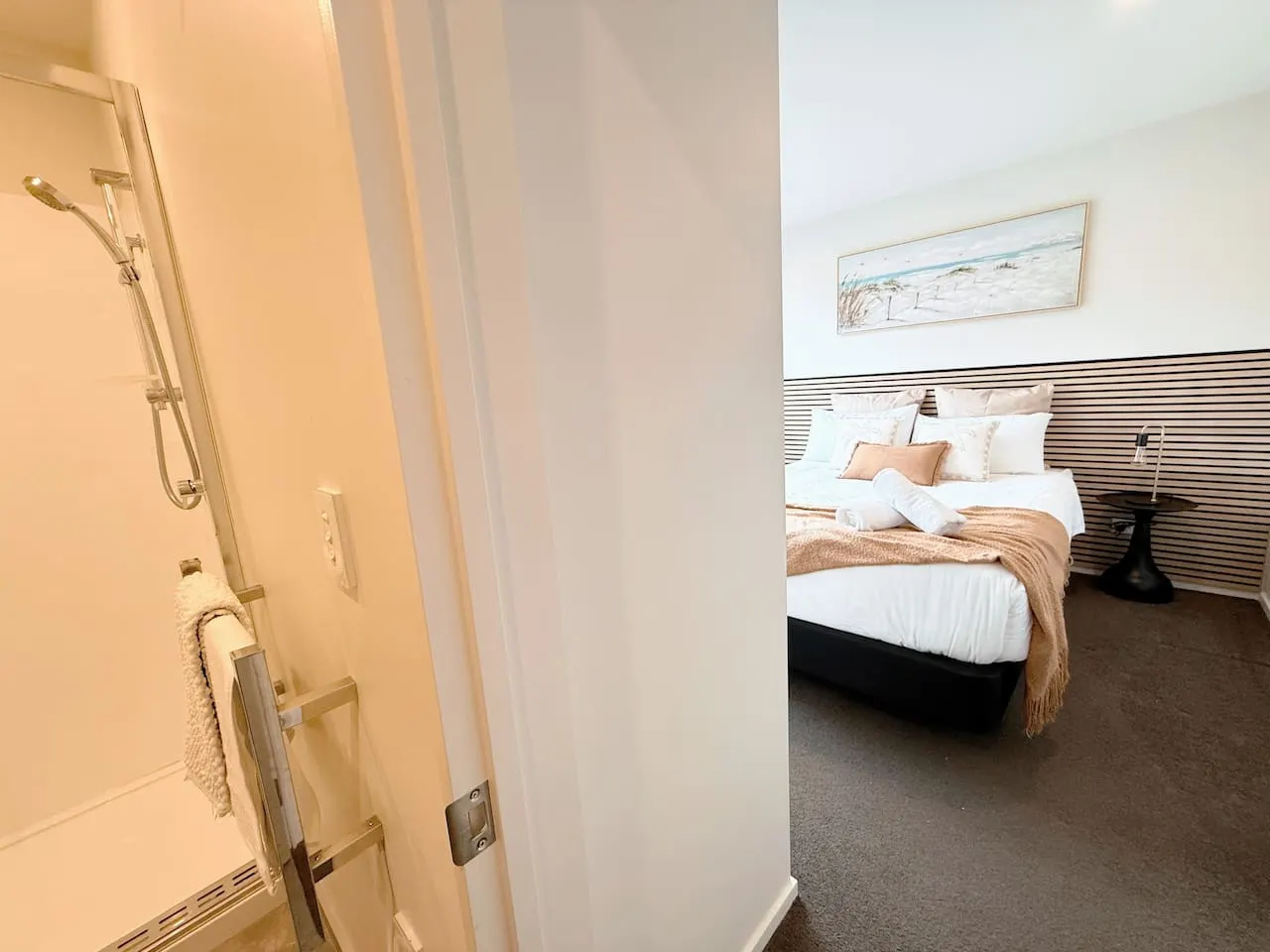 Modern 3 Ensuite CBD with Carpark -walk to Stadium 10