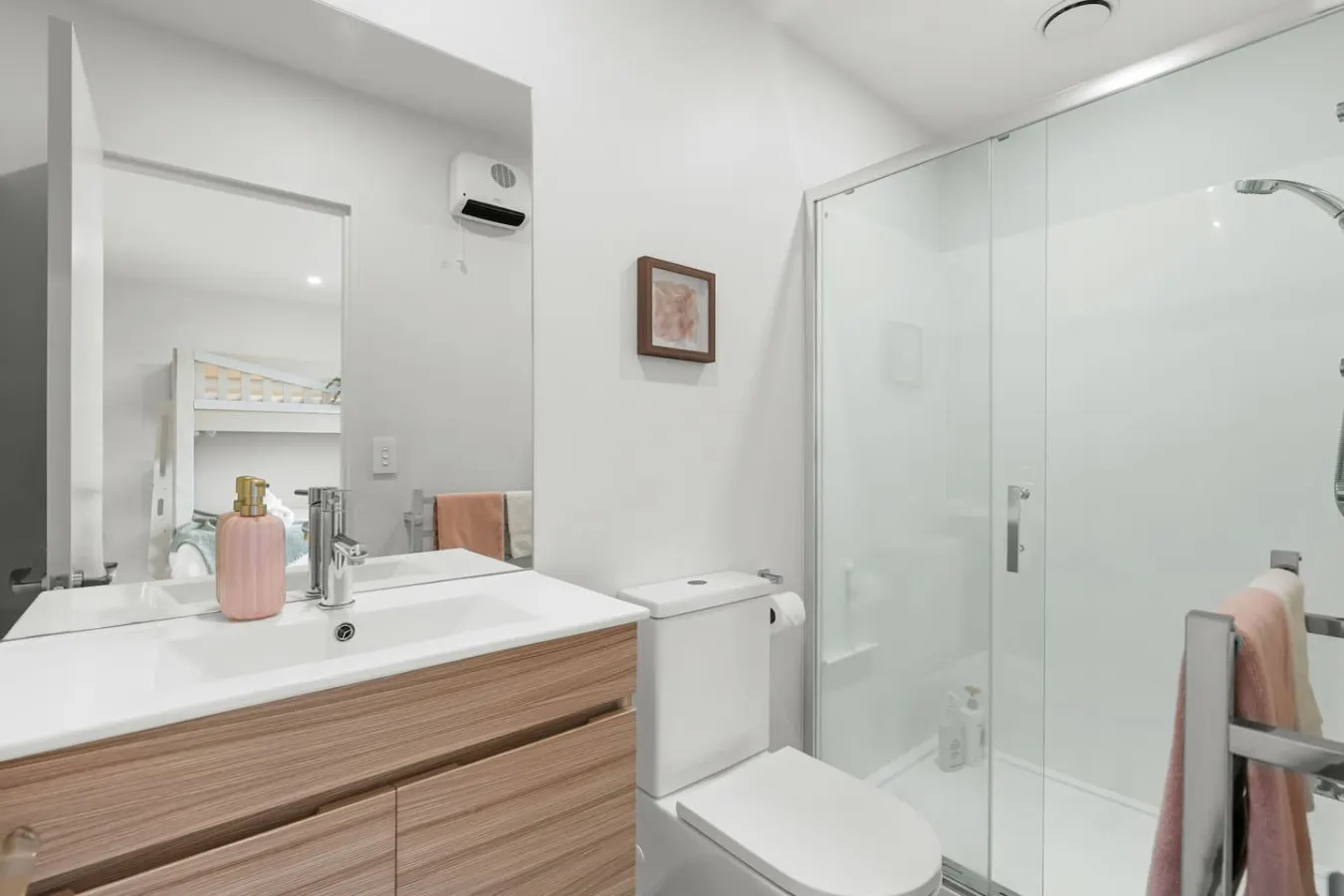 Modern 3 Ensuite CBD with Carpark -walk to Stadium 18