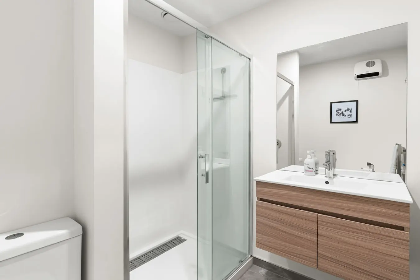 Modern 3 Ensuite CBD with Carpark -walk to Stadium 19