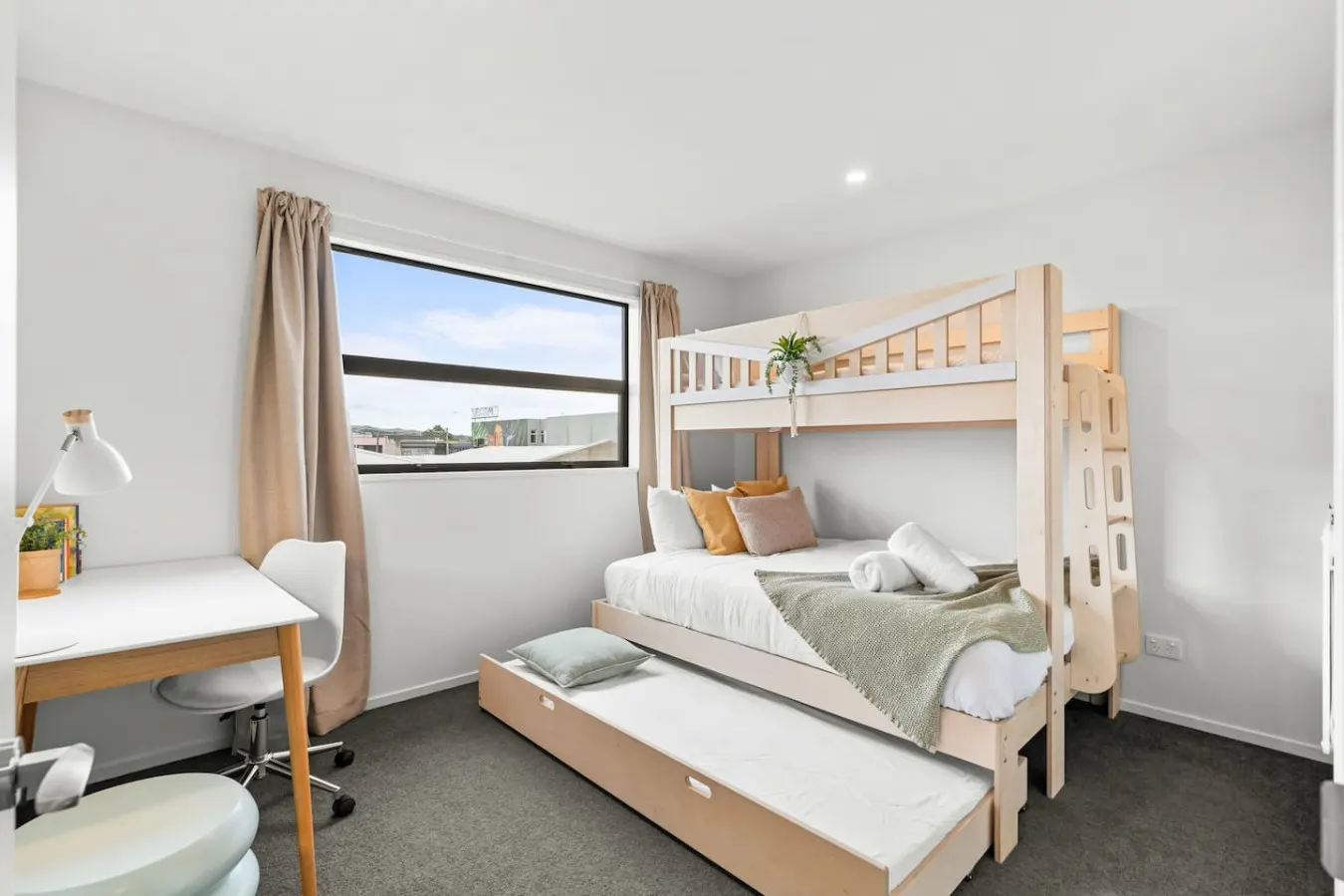Modern 3 Ensuite CBD with Carpark -walk to Stadium 4