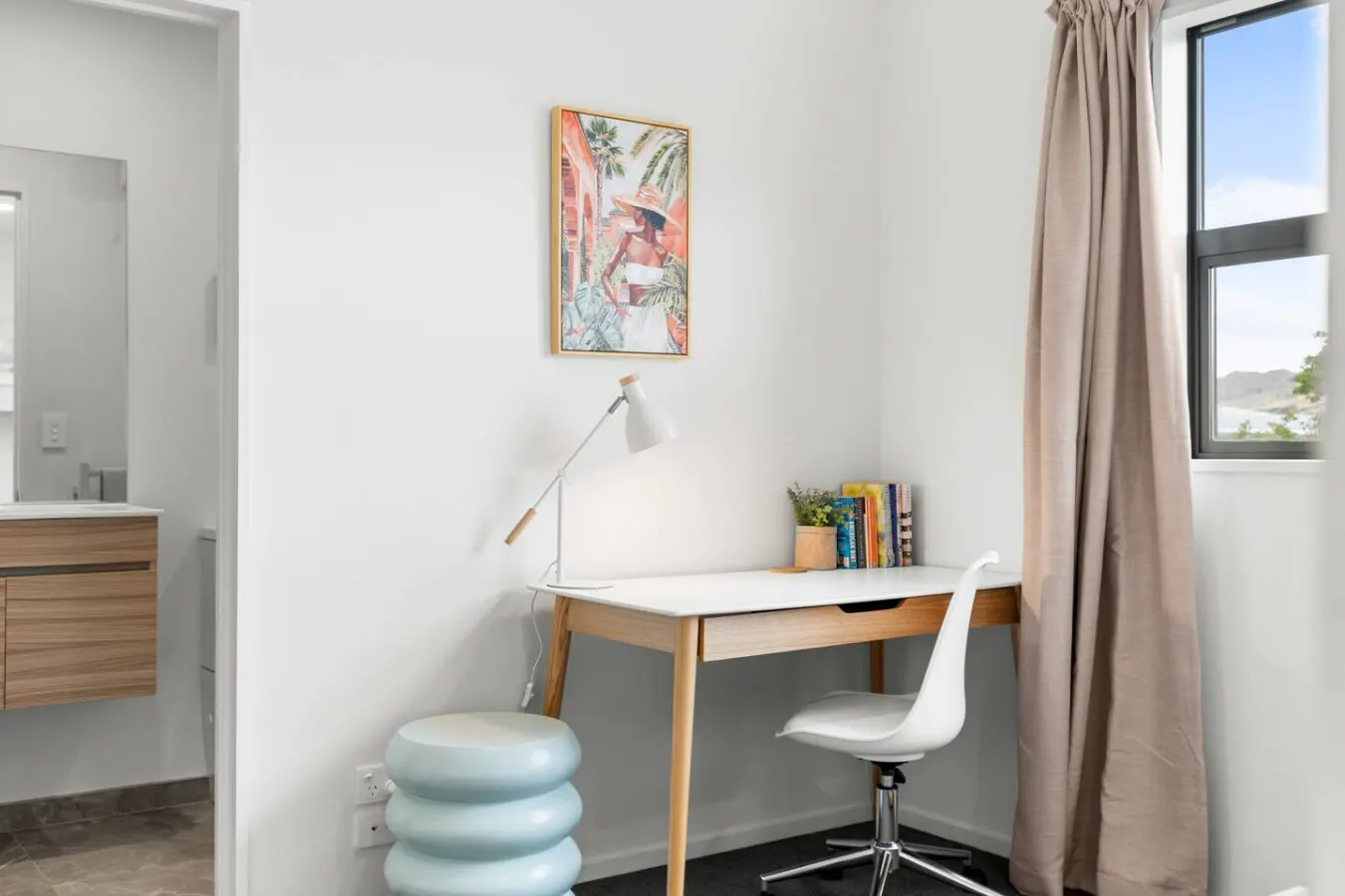 Modern 3 Ensuite CBD with Carpark -walk to Stadium 6