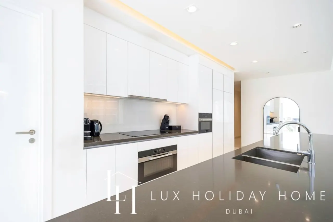 LUX The Burj Khalifa Lagoon View Suite 2 15