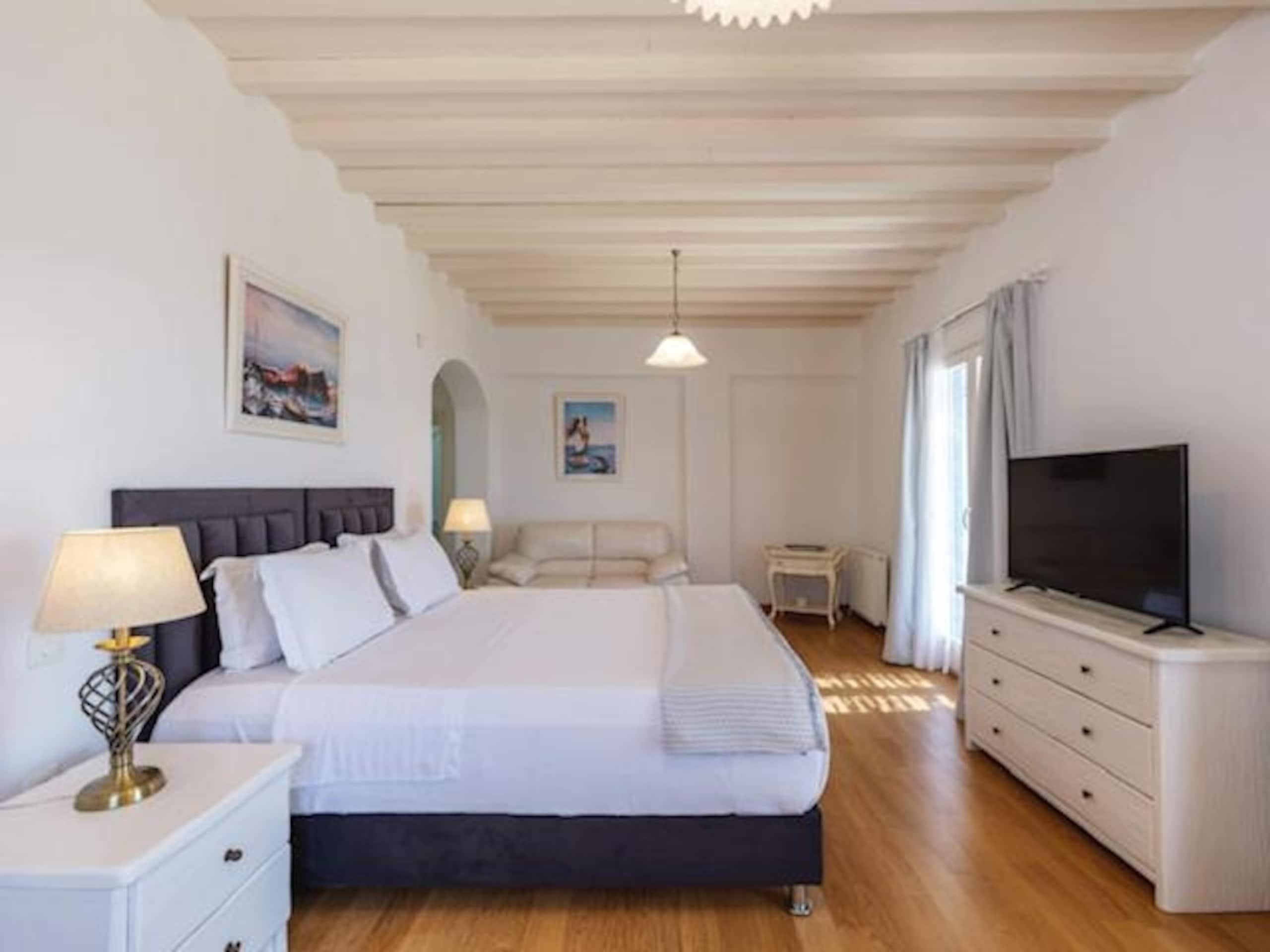 Archon Villa: 4BR Seaside, Olympic Pool 17