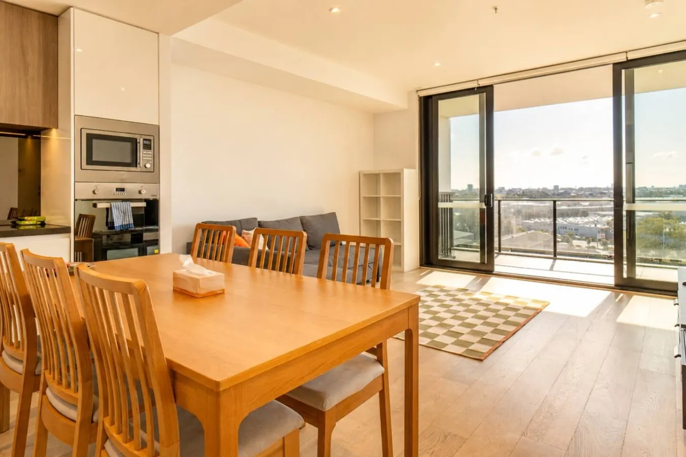 North-Facing 3BR with City Views & Parking — photo 2