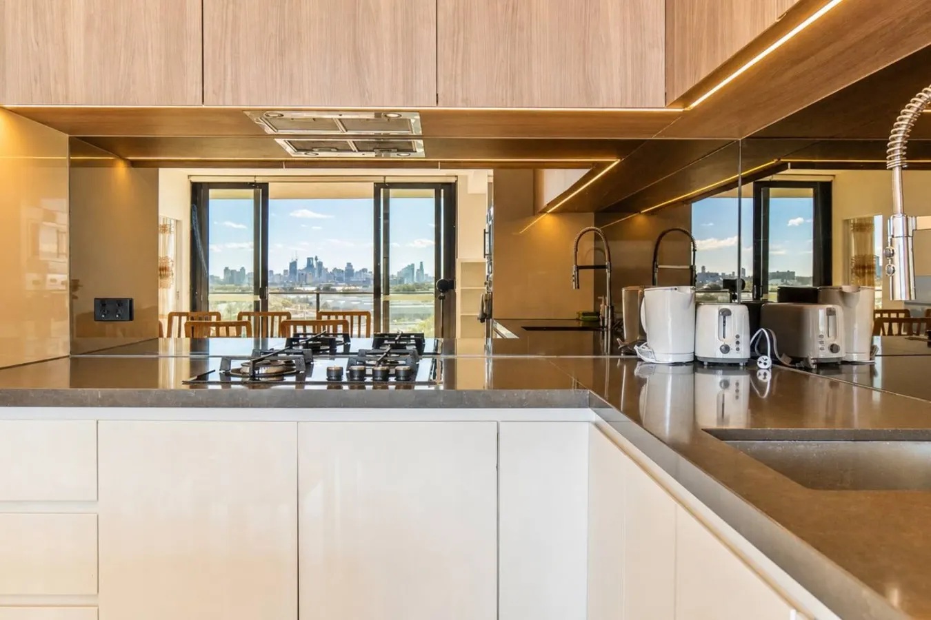 North-Facing 3BR with City Views & Parking — photo 3