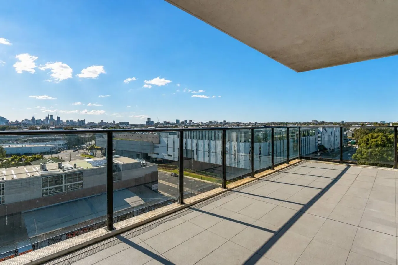 North-Facing 3BR with City Views & Parking — photo 5