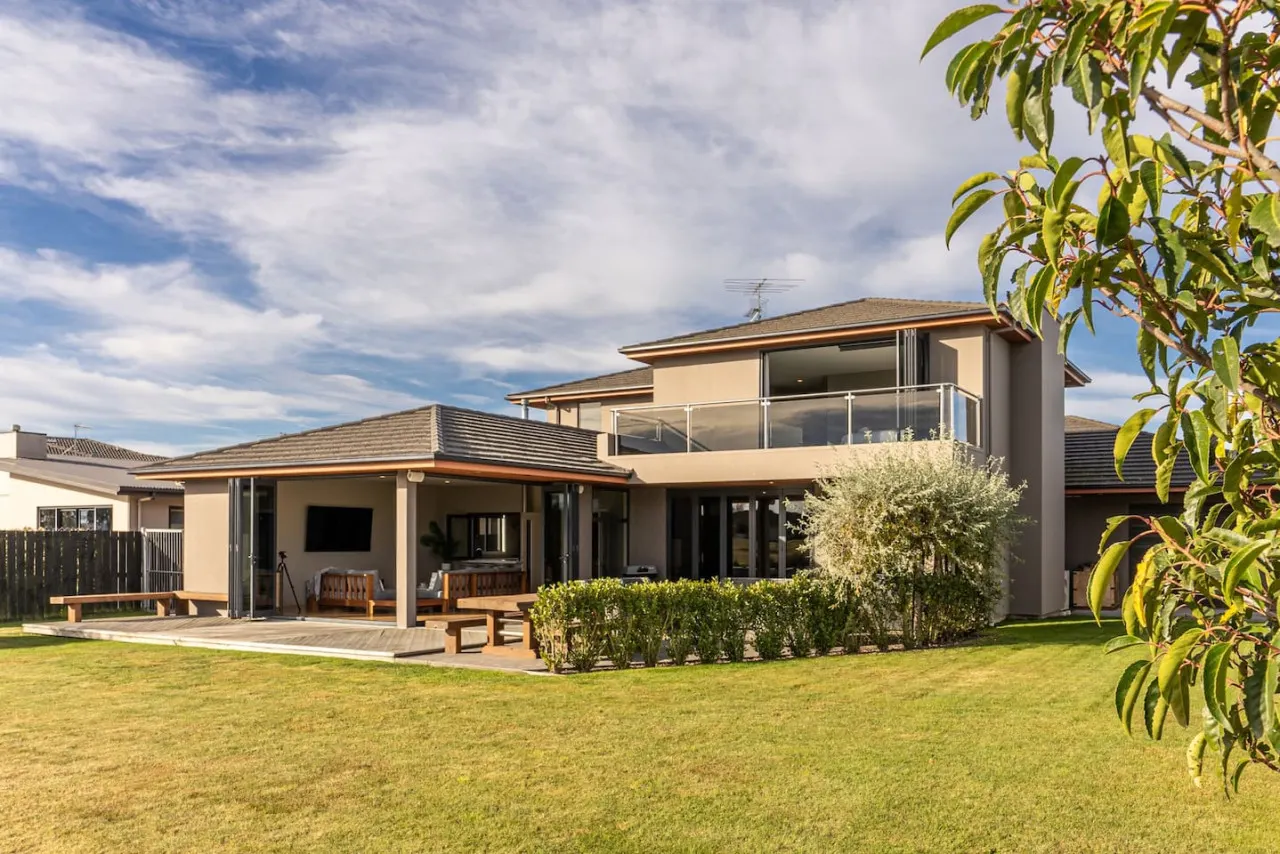 6BR Relax at Lake Hood Luxury Canal Home with Jetty 2