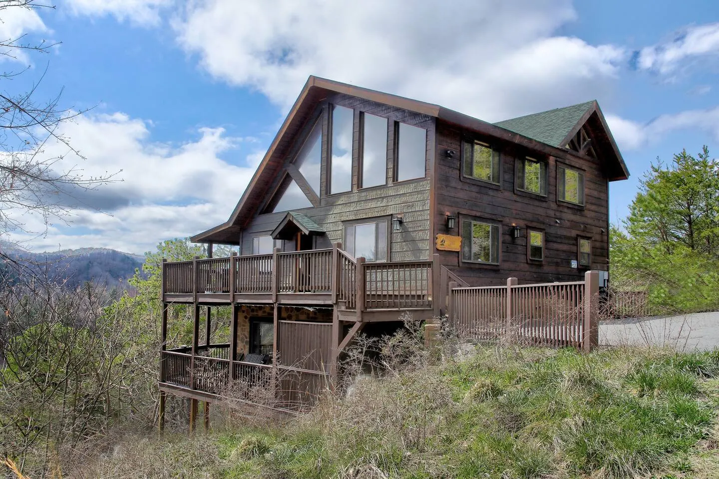 Mountain Views-Hottub-Parking-WiFi-Parking-BBQ 2