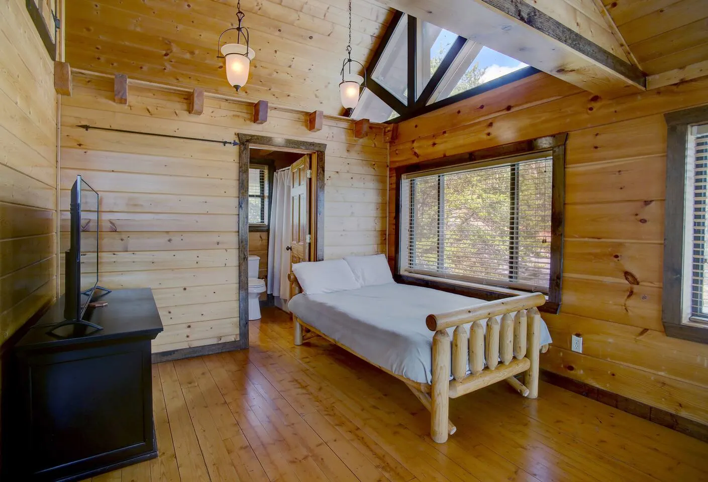 Mountain Views-Hottub-Parking-WiFi-Parking-BBQ 17