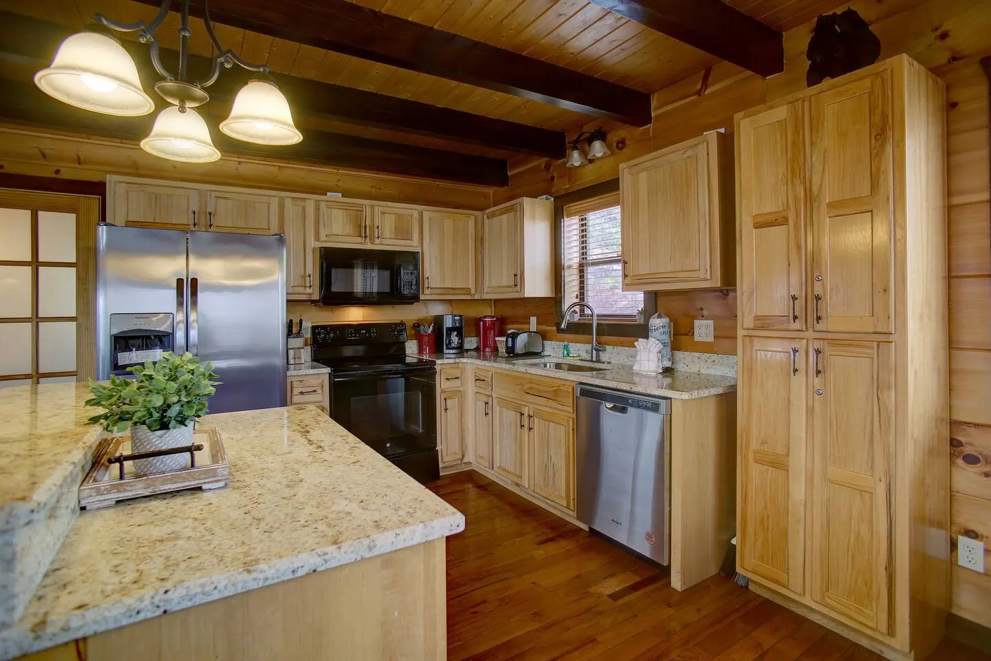 Mountain Views-Hottub-Parking-WiFi-Parking-BBQ 6